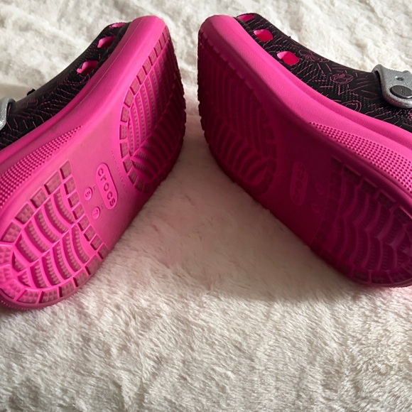 CROCS Kids Black & Hot Pink Clogs with Silver Strap and Fun Charms - Picture 4 of 4